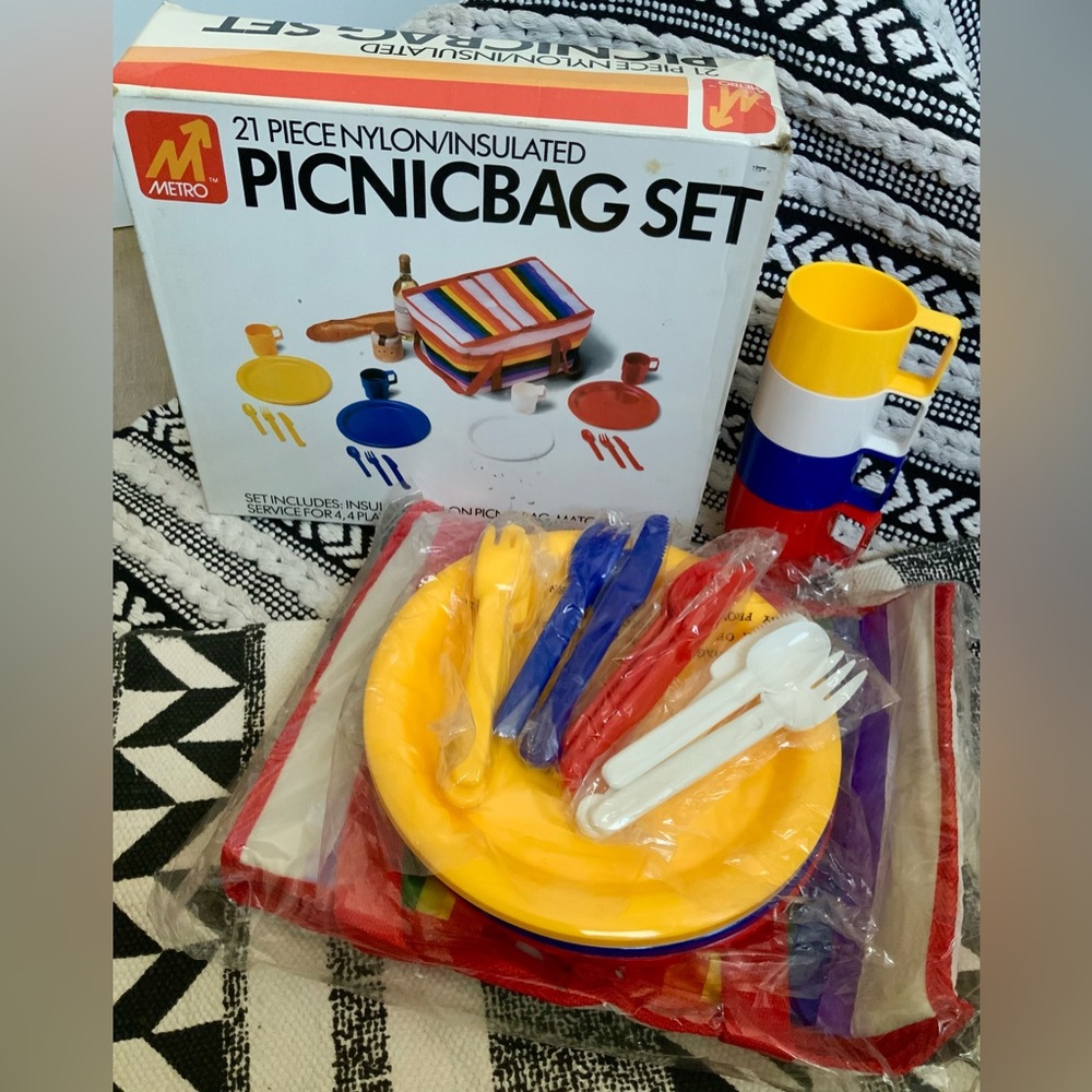 Vintage 1986 Metro 21 Piece Picnic Set Nylon Insulated Bag Retro Plasticware